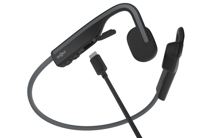 Cổng sạc có nắp đậy trên tai nghe Shokz OpenMove