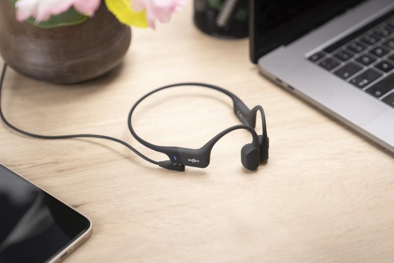 Shokz đi kèm với 2 dây sạc