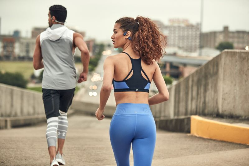 Dân thể thao nên chọn tai nghe truyền âm qua xương OpenRun hay OpenMove?