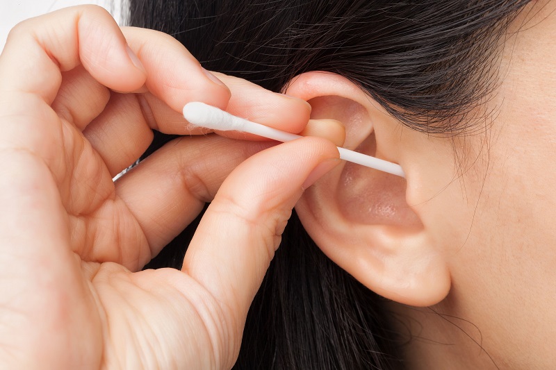 Đeo tai nghe nhiều dễ gây ngứa và có nhiều ráy tai