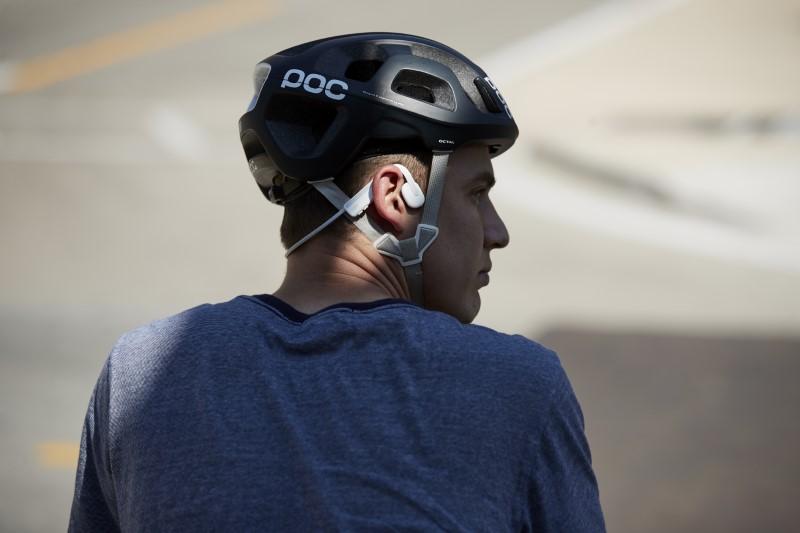 Thiết kế gọn nhẹ giúp tai nghe Shokz OpenMove có thể đeo cùng mũ bảo hiểm