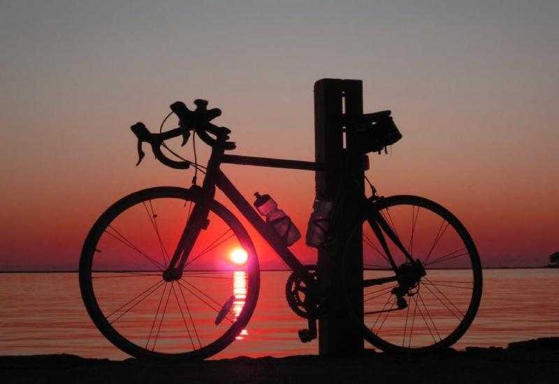 Hình dung việc nghe nhạc khi đạp xe cũng giống với khi bạn đạp xe trong bóng tối đầy rẫy hiểm nguy vậy