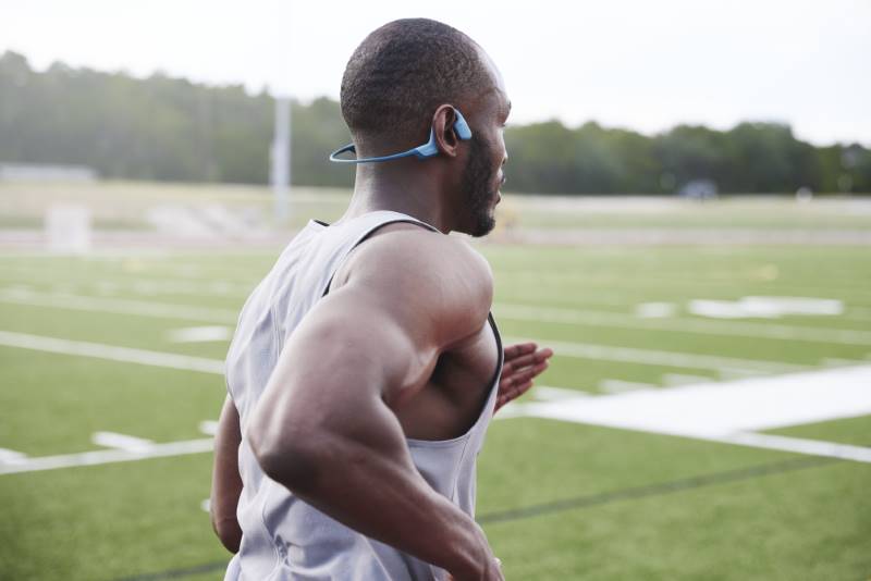 Sử dụng tai nghe truyền âm thanh qua xương trong các buổi luyện tập
