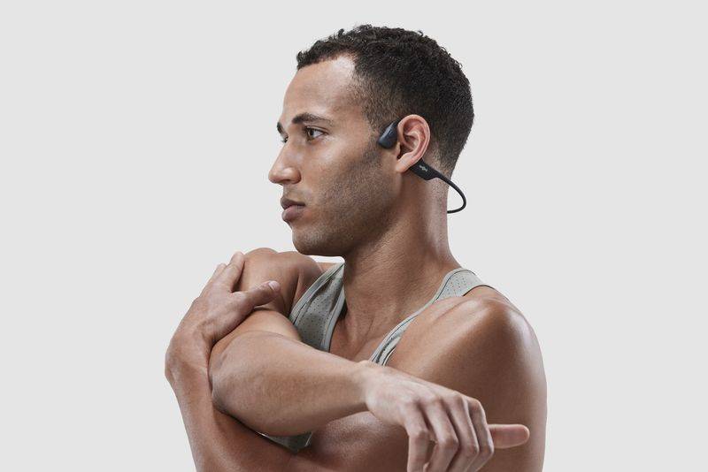 Chọn tai nghe nhét tai (In-ear) hay tai nghe mở (Open-ear) khi chạy bộ?
