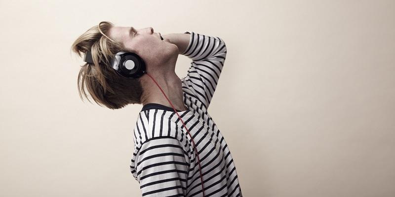 Đeo tai nghe quá nhiều khiến bạn đi đau tai