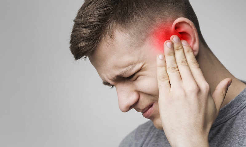 Đeo tai nghe khi chạy bộ sai cách dẫn đến đau tai