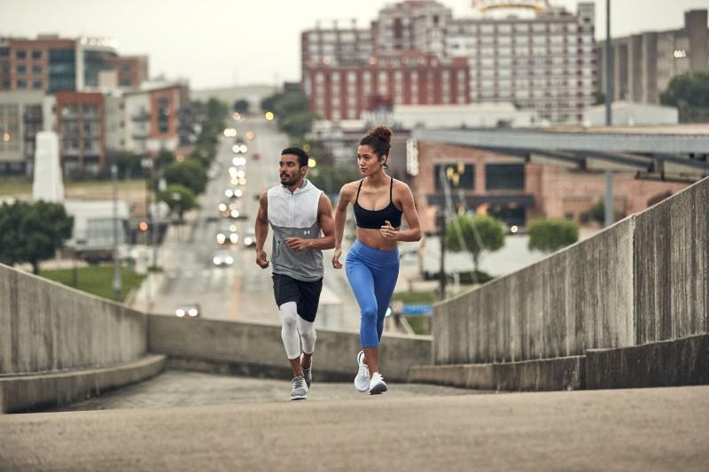 Chọn tai nghe chạy bộ phù hợp và đeo đúng cách giúp runner hoạt động tối đa năng suất