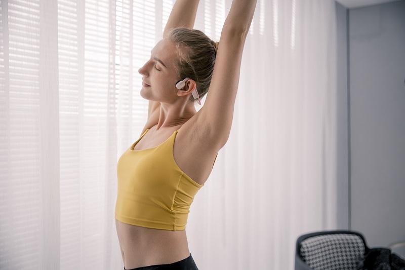 Chiếc áo tập yoga vừa vặn sẽ giúp bạn dễ dàng vận động