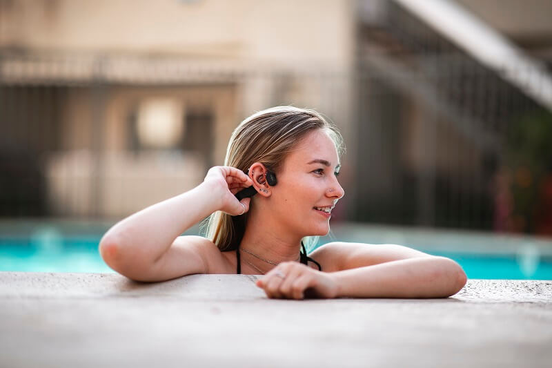 Đeo tai nghe khi đi bơi mang lại những lợi ích gì