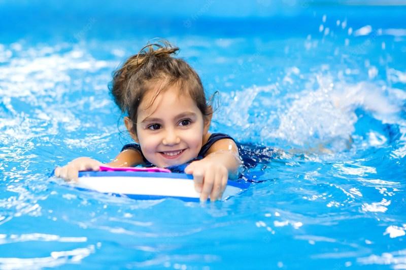 Trẻ nhỏ nên được trang bị kỹ năng bơi lội từ sớm