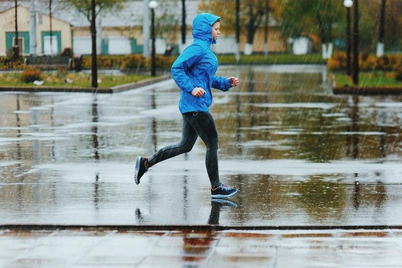 Luôn giữ nhịp chạy của bạn ở mức vừa phải dưới trời mưa