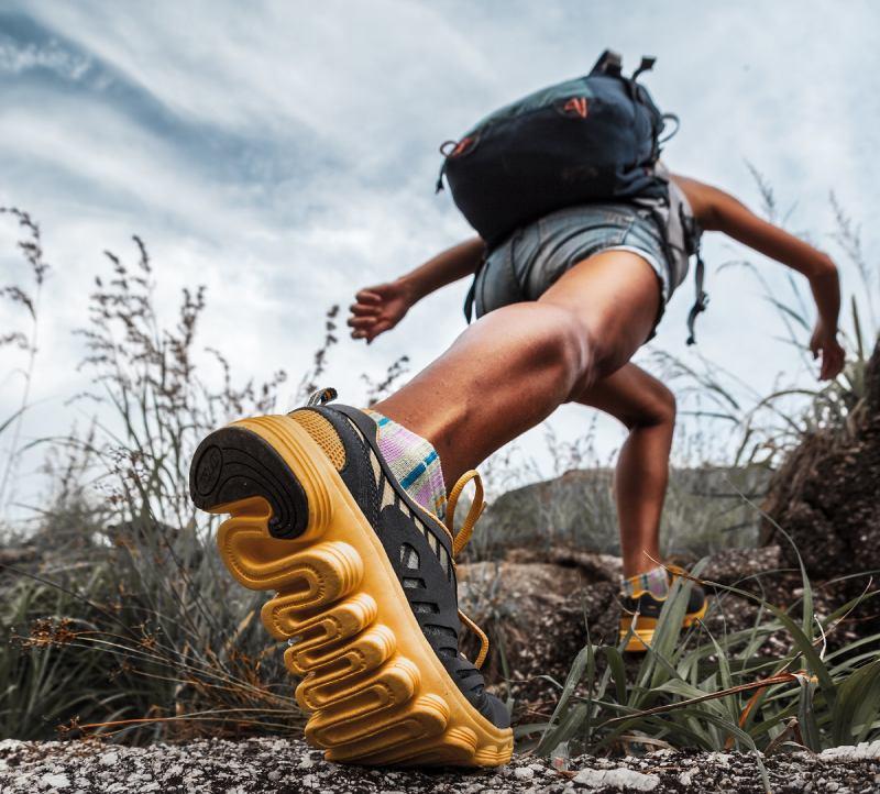 Giày chạy trail có thiết kế khác biệt so với giày chạy thông thường