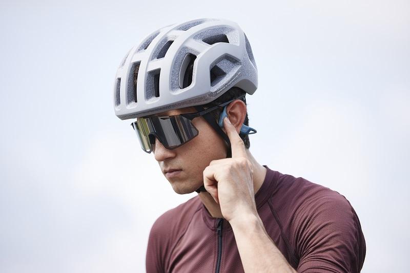 Sử dụng tai nghe chống nước giúp bạn thoải mái đạp xe vào mùa mưa