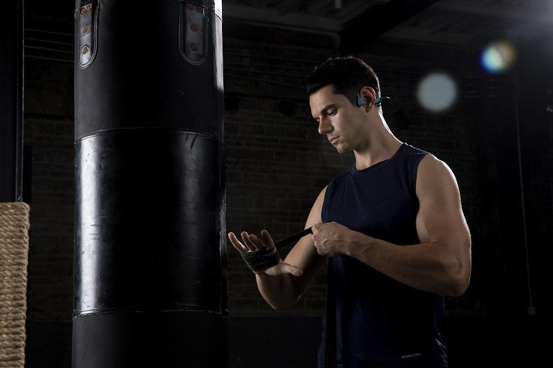 Sử dụng tai nghe chống nước sẽ giúp bạn tăng sự tập trung khi tập boxing